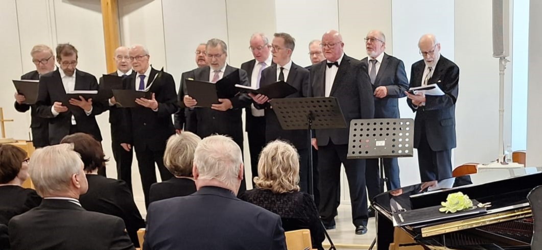 kuoro laulaa srk-talon lavalla konsertissa