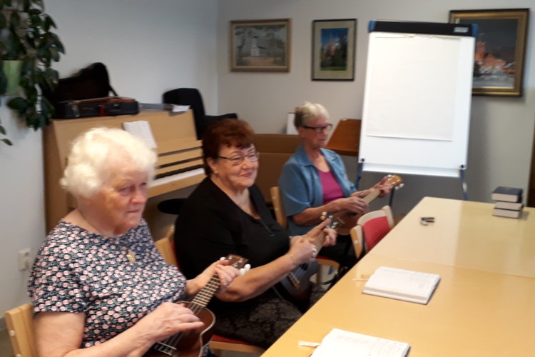 Ukulelekurssi eläkeläisille Ukulelekurssi eläkeläisille
