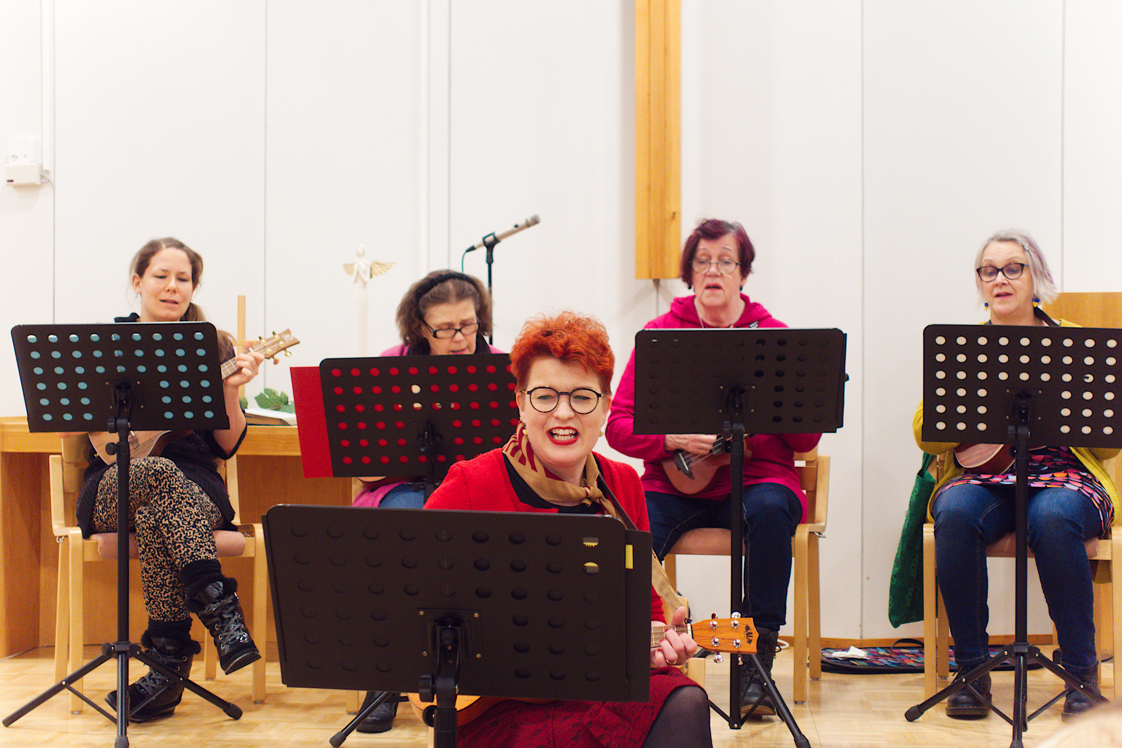ukulelensoittajat harjoittelevat